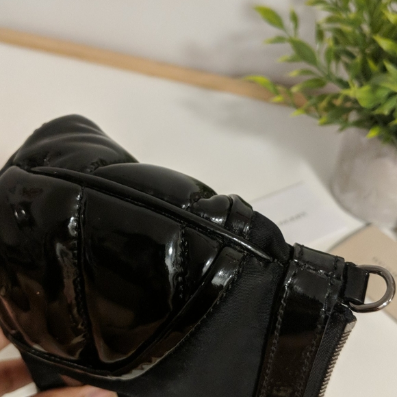 ✨Burberry✨ Patent Accent Cosmetic Bag - Picture 11 of 12